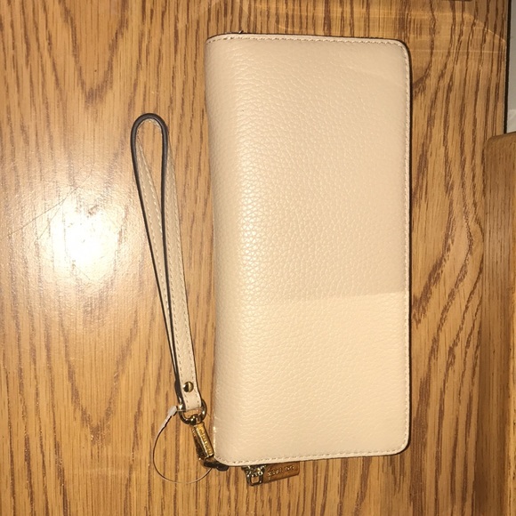 Michael Kors- Jet Set Large Leather Continental Wristlet in Soft Pink - Picture 3 of 6